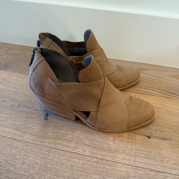 Eileen Fisher Jenkin's Zip Nubuck Beige Suede Boots 8.5 Minimalist Contemporary - Picture 5 of 9